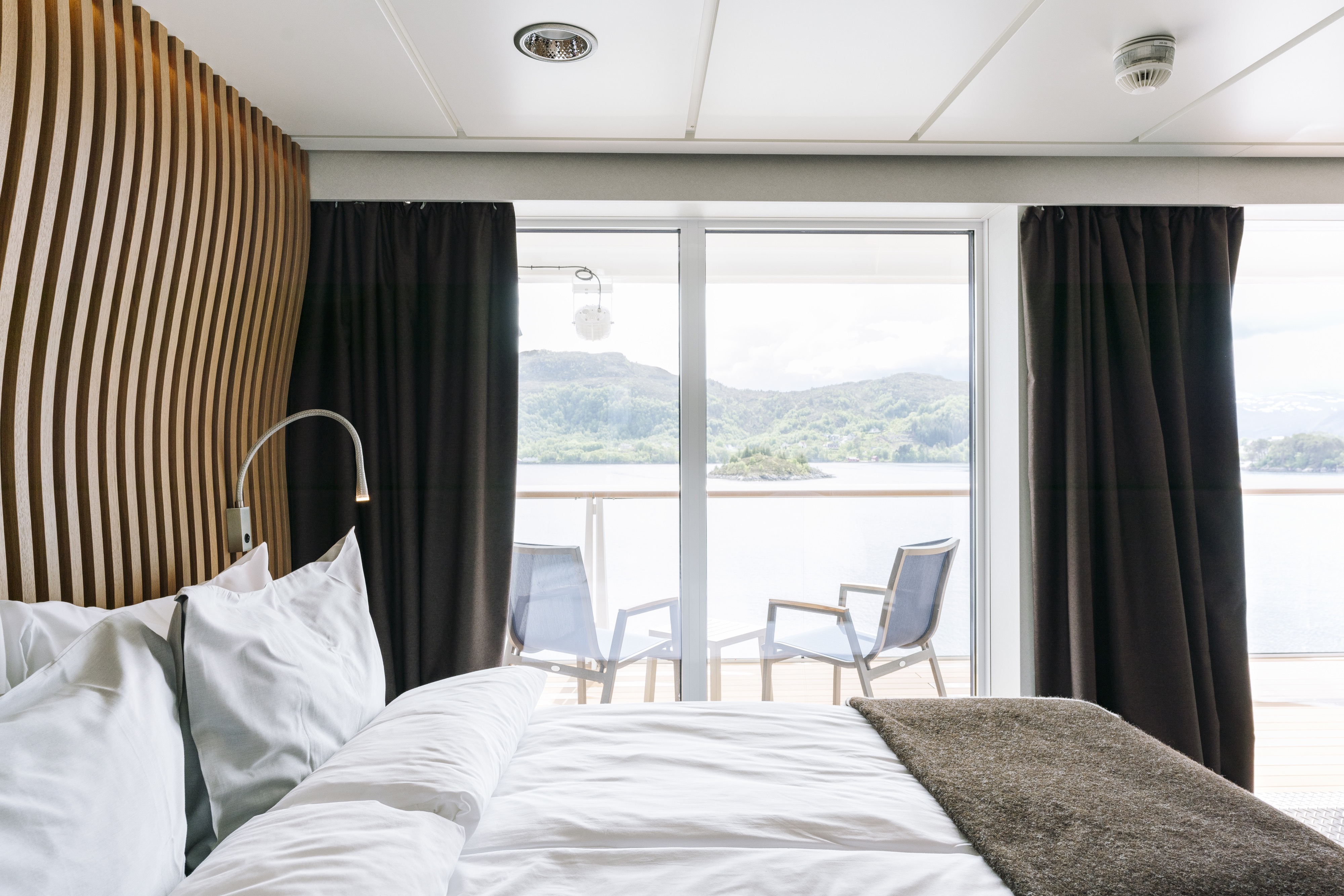 Arctic Superior | Wheelchair-accessible outside cabin with balcony